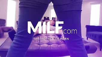 गरम Milf टीचर निरोध में कठोर चूसती है।