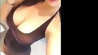 Ny Asiatisk Babe Viser Sine Store Bryster Og Krop I Cfnm-Video