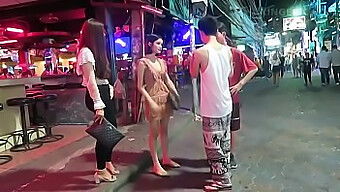 Gamle Thailandske Mænd Og Unge Thailandske Prostituerede Engagerer Sig I Seksuelle Aktiviteter