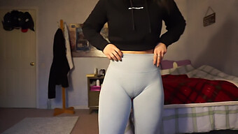 Stramme Gymnastikshorts Fremhæver En Ung Piges Cameltoe Og Fisse