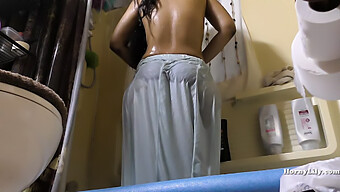 Femme De Chambre Indienne Devient Humide Et Sauvage Dans Une Douche Chaude