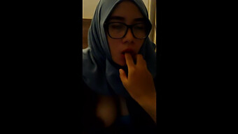 Indonesian Girl With Hijab Gives A Blowjob