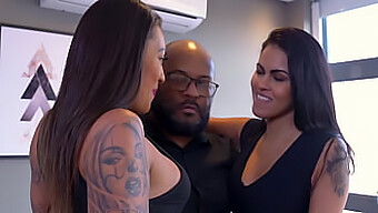 Peitos Grandes E Bundas Grandes Em Um Ménage Interracial