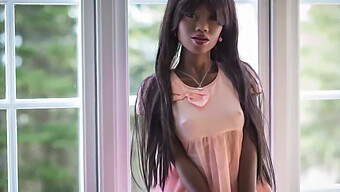 Boneka Seks Ebony Menikmati Blowjob Yang Dalam Dan Memuaskan