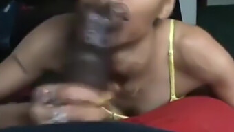 Tonton Bagaimana Seorang Wanita Hitam Yang Nakal Memberikan Blowjob Deepthroat Kepada Zakar Hitam Yang Besar