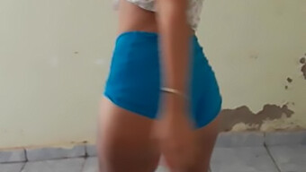 Garota Latina Sexy Dança Ao Ritmo