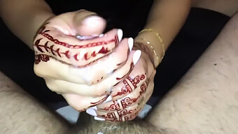 สาวอาหรับมือสมัครเล่นที่สวยงามให้ Handjob ที่น่าเหลือเชื่อและได้รับ Cumshot ขนาดใหญ่