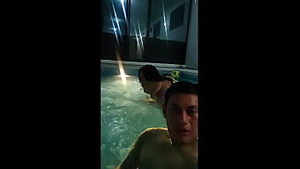 Berenang Dan Mengisap: Seorang Kecantikan Berpayudara Besar Mengambil Kontol Besar