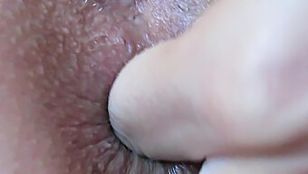 Extreme Close-Up Van Een Amateur Homo Met Anaal Spel En Vingeren.