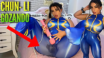 Sexig Cosplay-Tjej I Chun Li-Kostym Leker Med Sin Hentai Tachi Vibrator Och Kommer