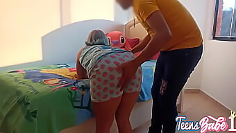 Sozinho Em Casa Com Meu Padrasto: Um Trio Caseiro Quente