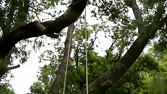 Le Grandi Tette Naturali Della Mia Ragazza Giocano In Giardino