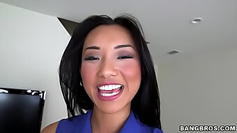 วัยรุ่นเอเชียอายุ 18 ปี Alina Li รับ Brannon Rhoades เต็มปากในวิดีโอ Bangbros นี้