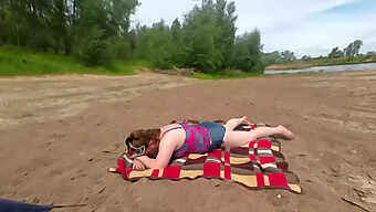 Russische Vrouw Geeft Verbluffende Orale Seks Op Het Strand.