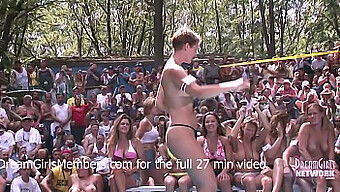 Mokrá A Divoká Súťaž V Bikinách V Nudistickom Rezorte