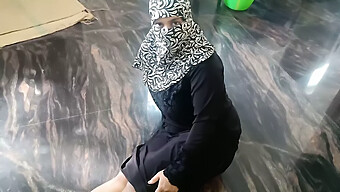 Cô Gái Ấn Độ Quyến Rũ Trong Hijab Trở Nên Kích Thích