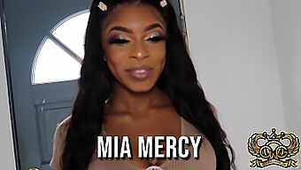 Ebony Mia Mercy Si Vezme Velký Černý Penis A Spolkne Dvě Dávky