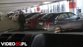 Amatori Polonezi Fac O Muie Într-O Mașină Într-O Parcare De Mall