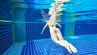 Uma Loira Bombástica Me Dá Uma Punheta Quente Em Uma Piscina Pública.