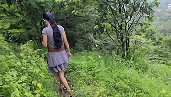 Gadis India Berusia 18 Tahun Yang Menggoda Menikmati Seks Kasar Di Hutan