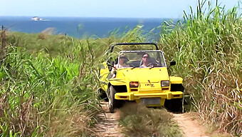 18+ Lésbicas Lambendo E Fodendo A Buceta Na Praia Com Naturais Grandes