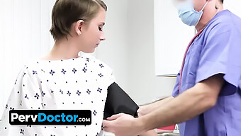 Pervdoctor - Jeune Fille Sensuelle En Manque D'Attention Spéciale Du Docteur Oliver