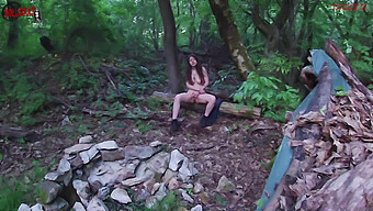 Chica Amateur Con Grandes Tetas Disfruta De Una Sesión En Solitario En El Bosque