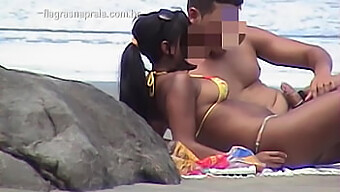 Garota Adolescente Brown É Fodida Pelo Namorado Na Praia