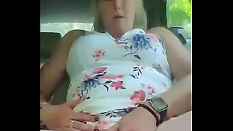 Maman Mature Prend Son Pied En Public