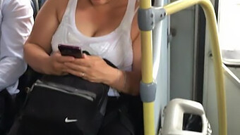 Sânii Milf-Ului Care Sar În Autobuz