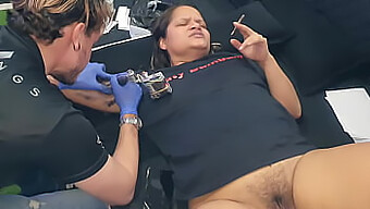 Una Milf Tedesca Si Fa Leccare La Figa Dall'Amico Del Marito In Cambio Di Un Tatuaggio..