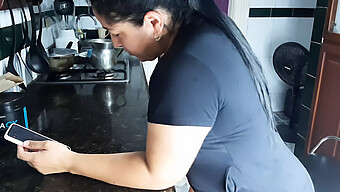 Una Chica Se Masturba En La Cocina Mientras Su Hermanastro Está En La Sala De Estar.