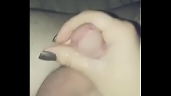 Pasangan Gay Sensual Menikmati Handjob Yang Penuh Sperma