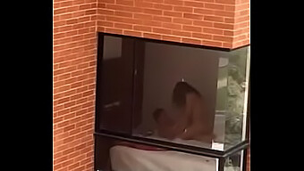 Espiando A La Ventana Atrapada En Cámara Con Una Caliente Pareja Colombiana