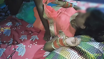 Le Petit Ami D'Une Tante Indienne L'Habille Et Lui Donne Un Bain Avec Une Bombe Hindi