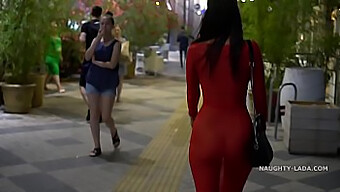 Sexo Público Com Um Vestido Vermelho E Seios Grandes