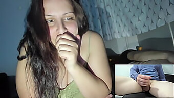 Manželka Sleduje, Jak Přítel Cuckolda Manžela Masturbuje Na Webkameře