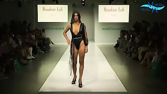 Rijpe Europese Modellen Lopen De Catwalk In Lingerie