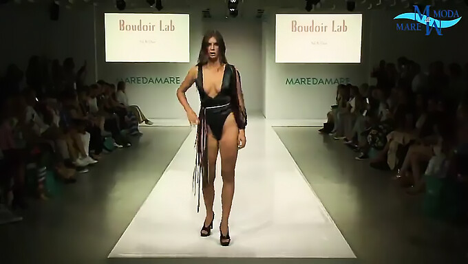 Rijpe Europese Modellen Lopen De Catwalk In Lingerie