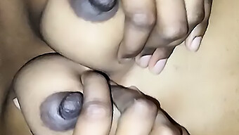 18+ ভারতীয় টিন তার প্রেমিক দ্বারা তার বড় ক্লিট চুষে এবং চুদতে পারে।