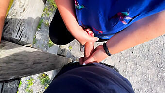 มือสมัครเล่นถูกจับได้ในขณะที่ให้ Handjob กลางแจ้งที่ทะเลสาบยุโรป