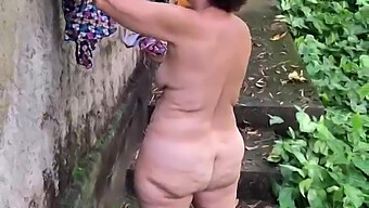 Nu Dans La Nature: Gros Seins Et Cul Dans La Jungle