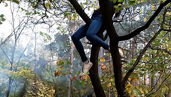 Lesbienne-Illusion: Une Fille Grimpe À Un Arbre Pour Se Masturber En Public