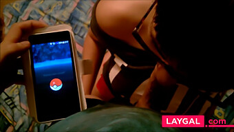 Habilidades Orales De La Adolescente En Acción: Atrapando A Pokemon Con Una Mamada