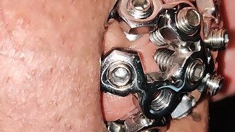 Close-Up Yang Intens Dari Screw Chastity Cage