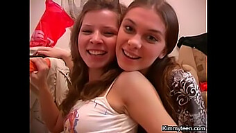 Lesbičky S Veľkými Prsiami A Malými, Ale Nezbednými Zadkami