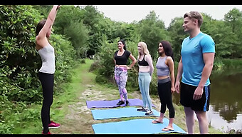 Britisk Mann Får Ereksjon Mens Han Gjør Yoga Utendørs