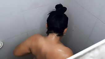 Gadis Remaja Asia Direkam Di Kamar Mandi