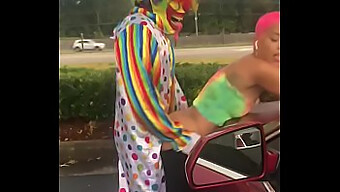 Video Hd Di Una Calda Troia Di Colore Che Viene Scopata Da Un Clown In Pubblico