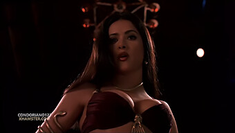 Salma Hayek穿着诱人的内衣,让你的观看快感